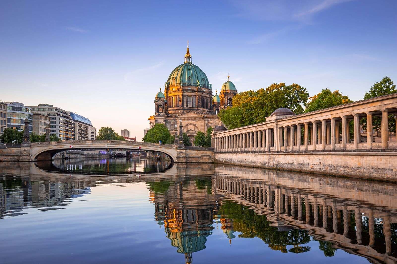 Repos du matin près de la cathédrale de Berlin