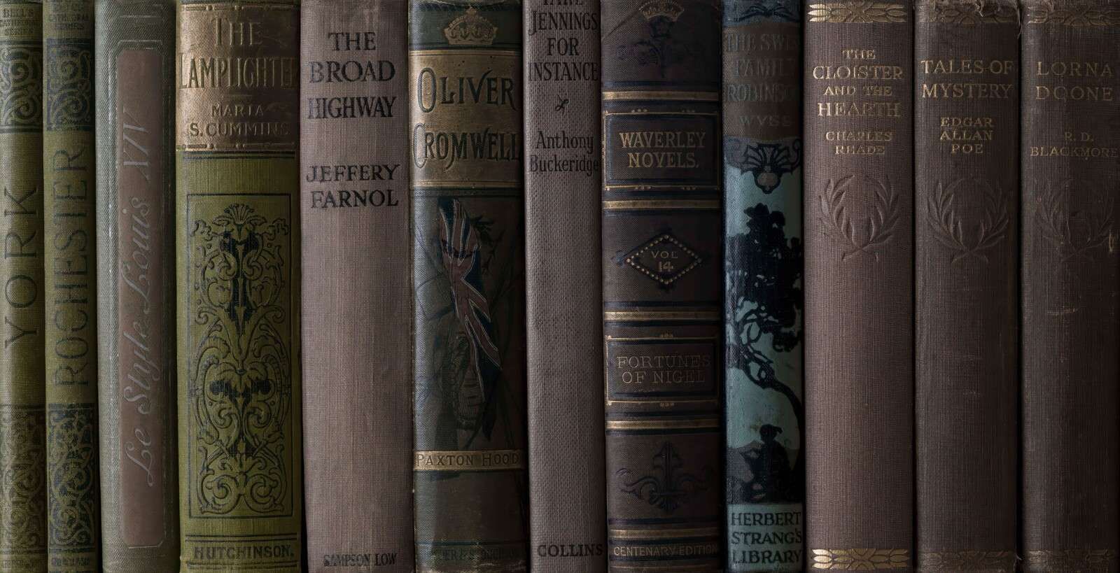 Vieux livres sur une étagère