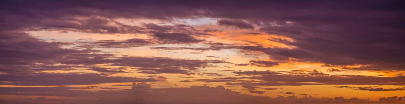 Vue panoramique d'un ciel dramatique avec des nuages sombres