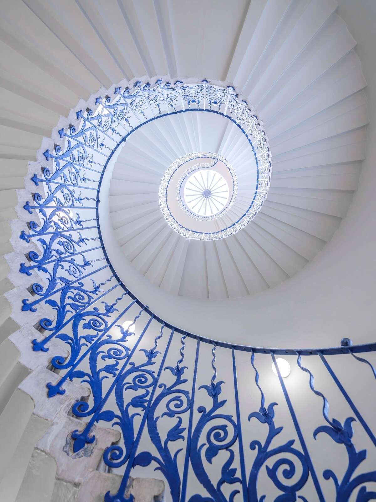 Structure en spirale futuriste avec lumière centrale
