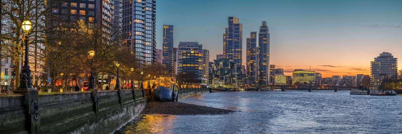 Paysage urbain de Londres sur la Tamise le soir.