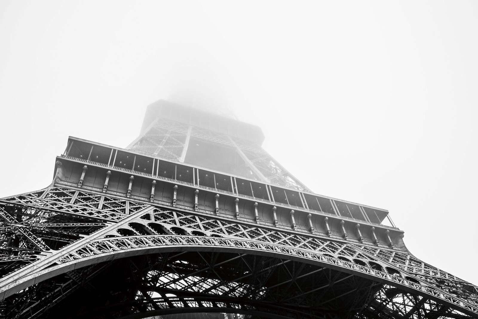 Tour Eiffel dans le brouillard parisien.