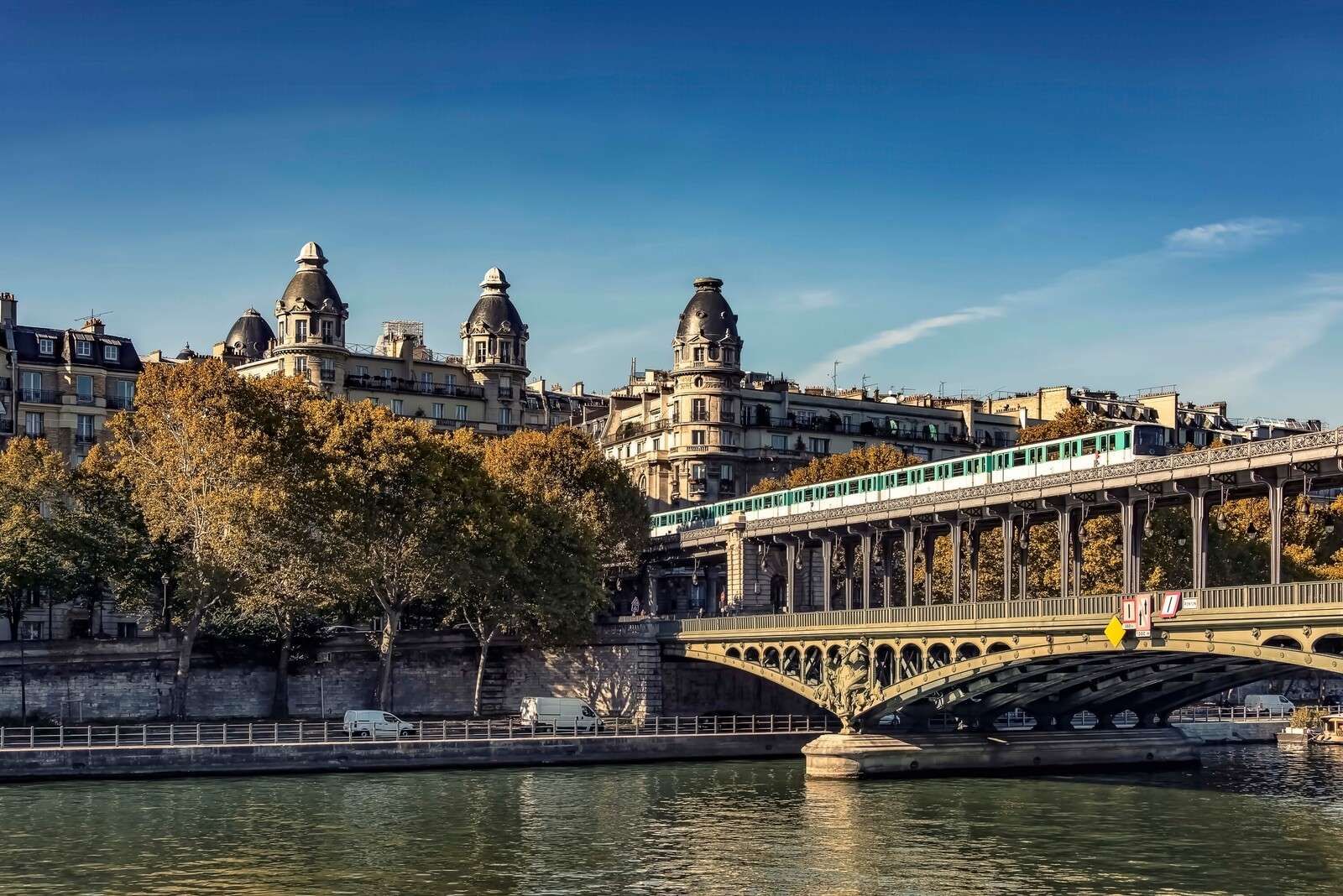 Porte de ville classique sur la Seine