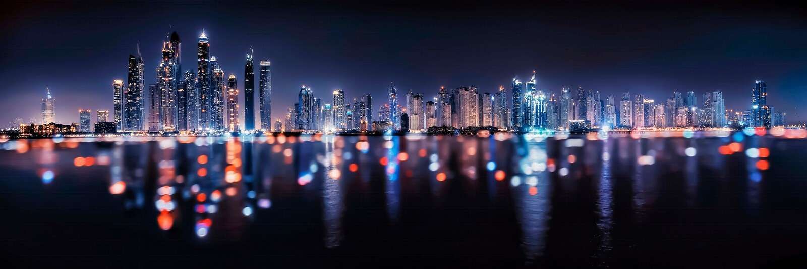 Skyline nocturne au bord de l'eau