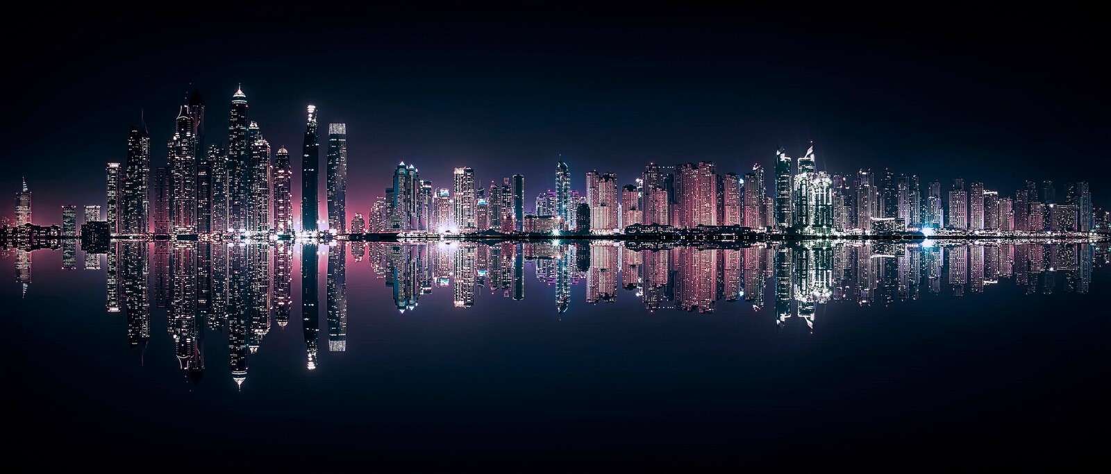 Lueur nocturne au-dessus des eaux calmes