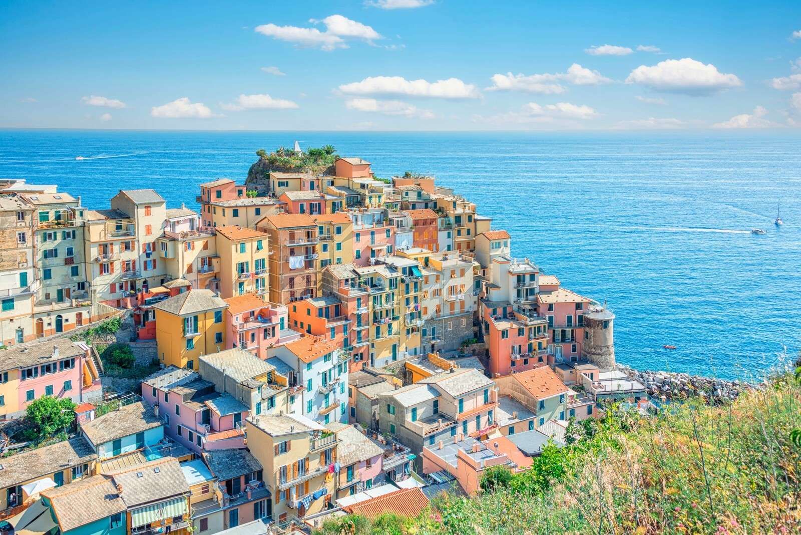 Pastelkust sous un ciel azur.