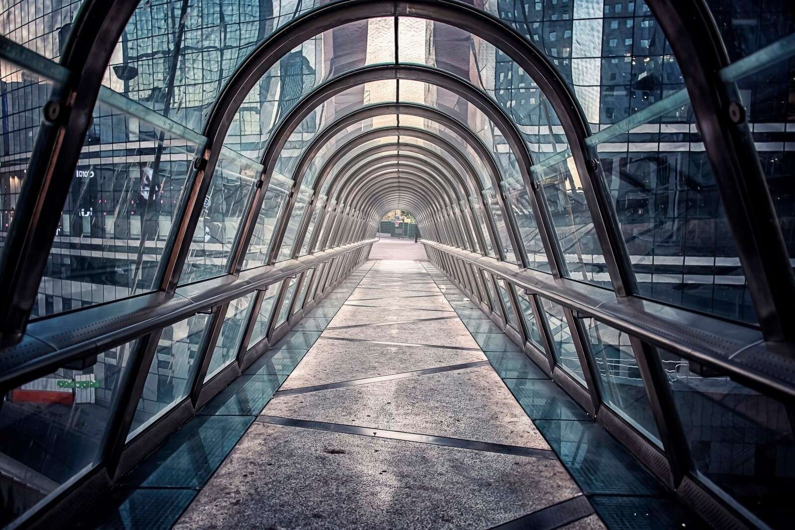 Glasgang tussen stedelijke torens