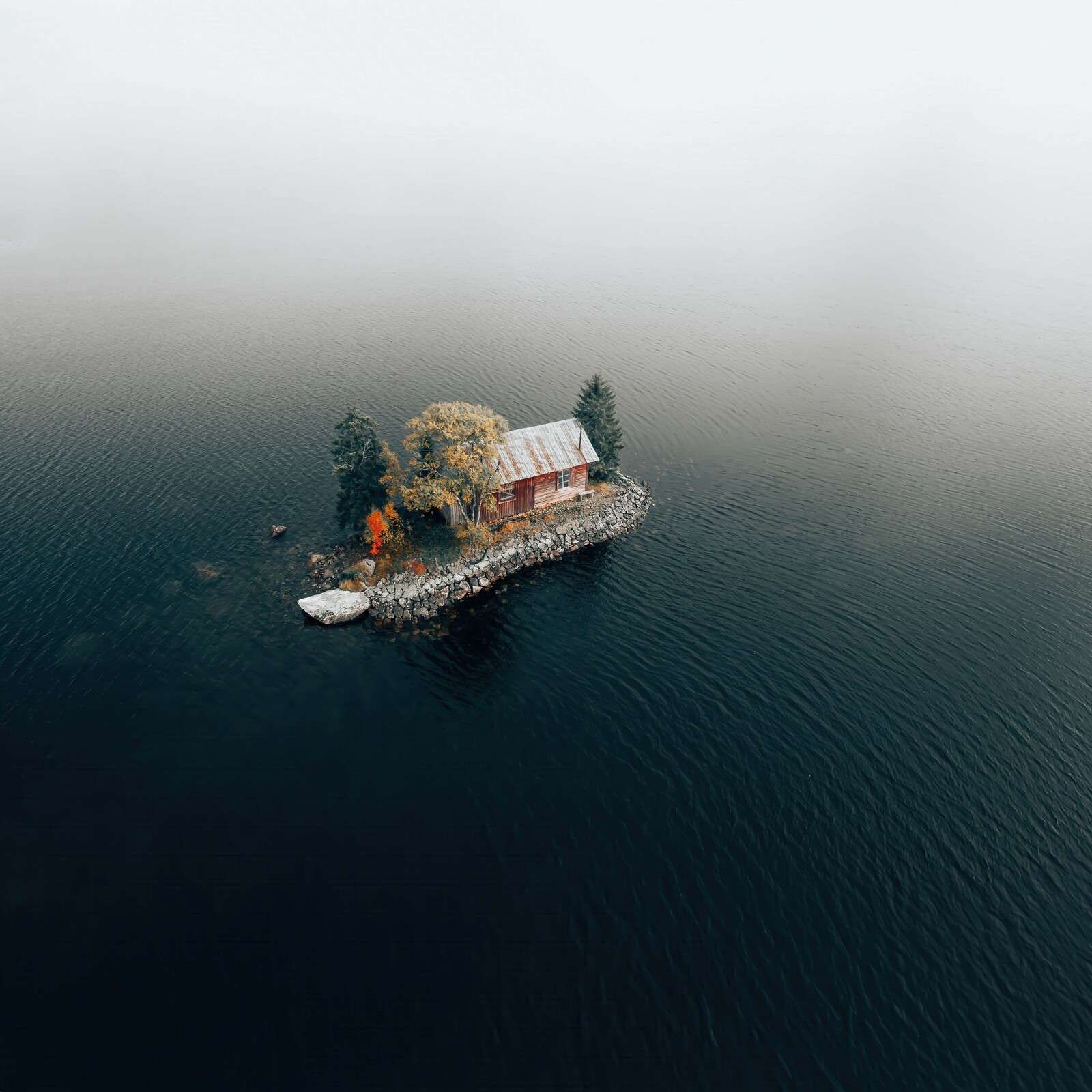 Maison sur un lac d’île brumeuse