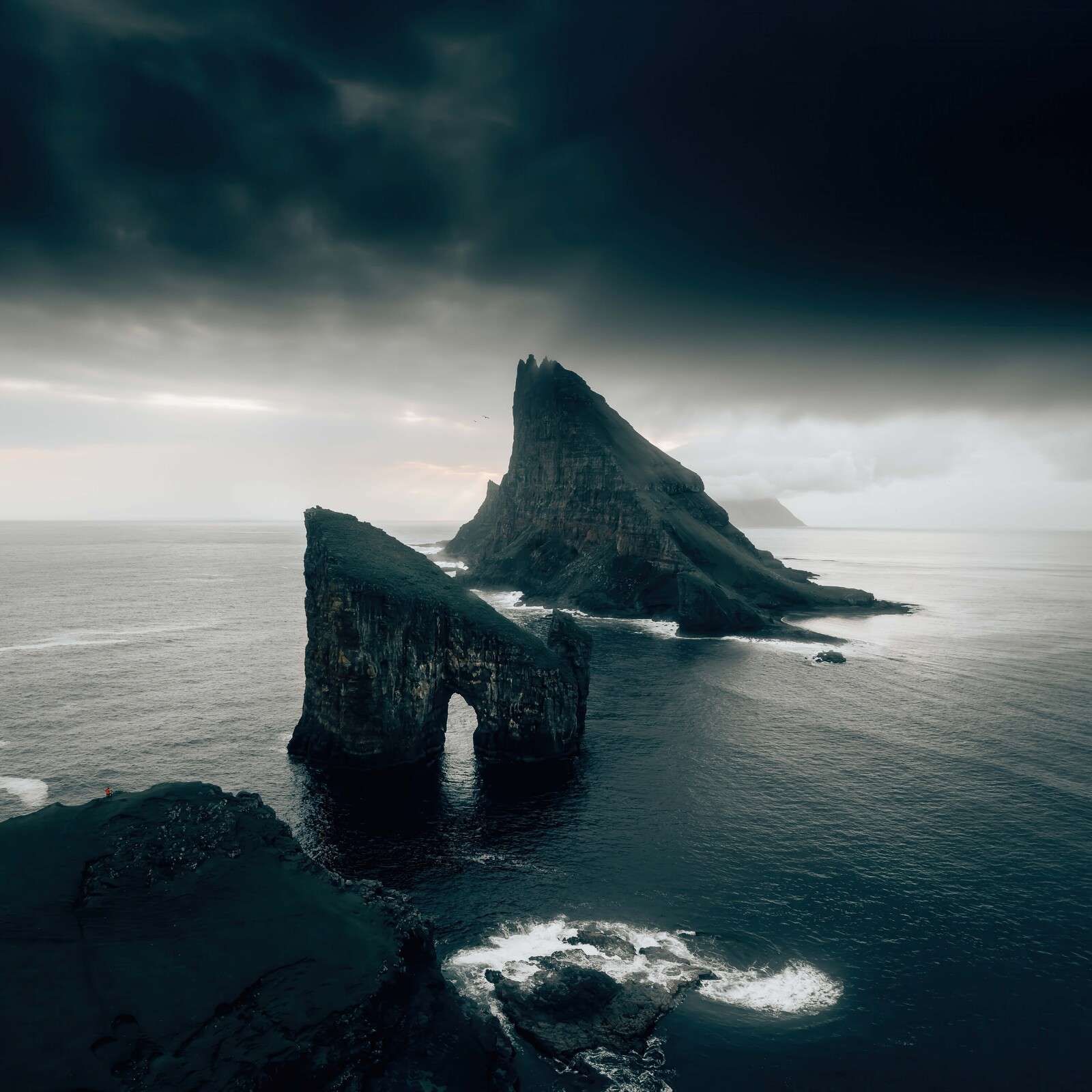 Mer dramatique et arche rocheuse