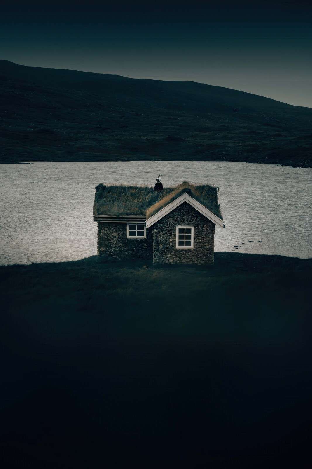 Maison en pierre sur une rive tranquille