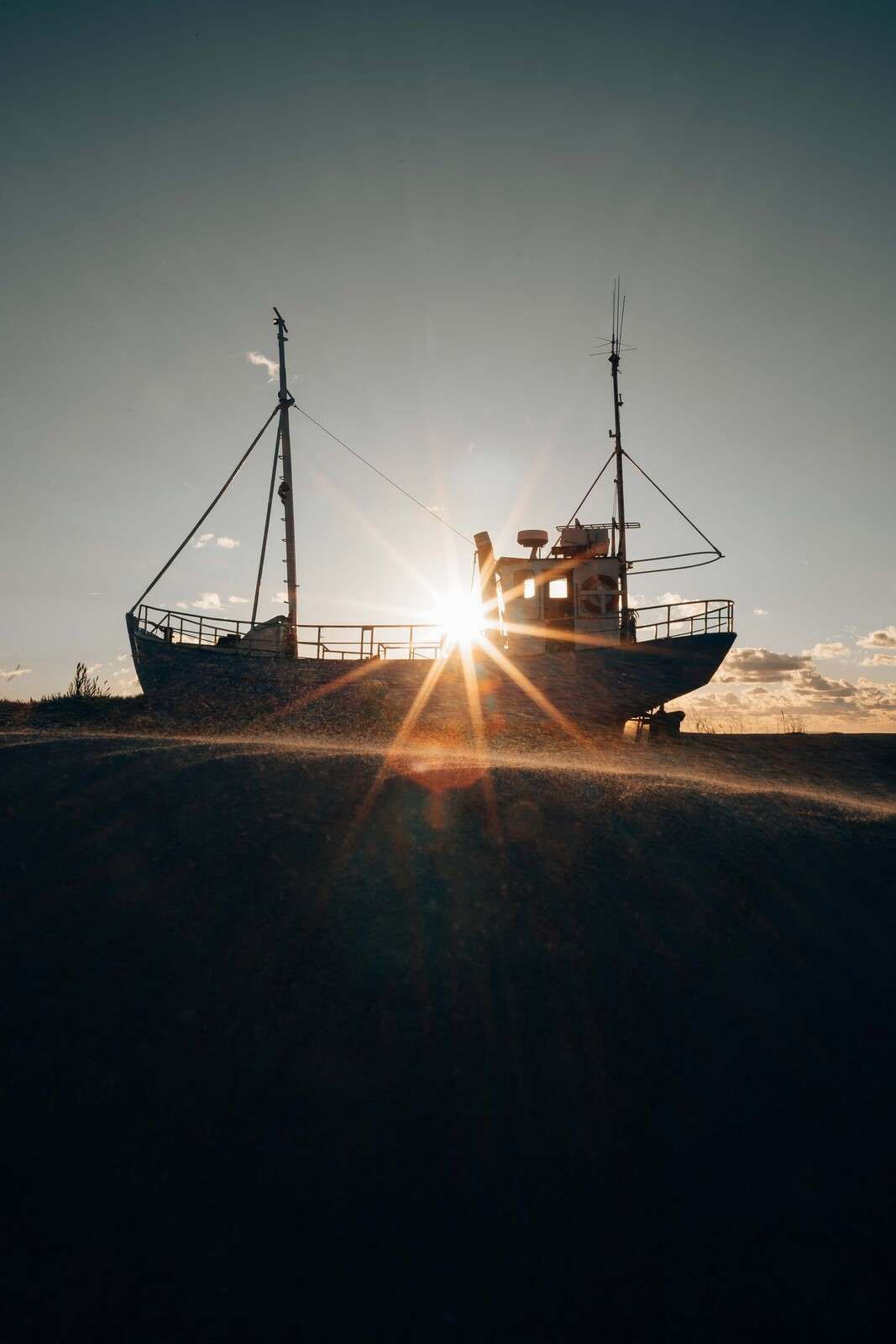 Bateau de pêche dans la lumière dorée du soir