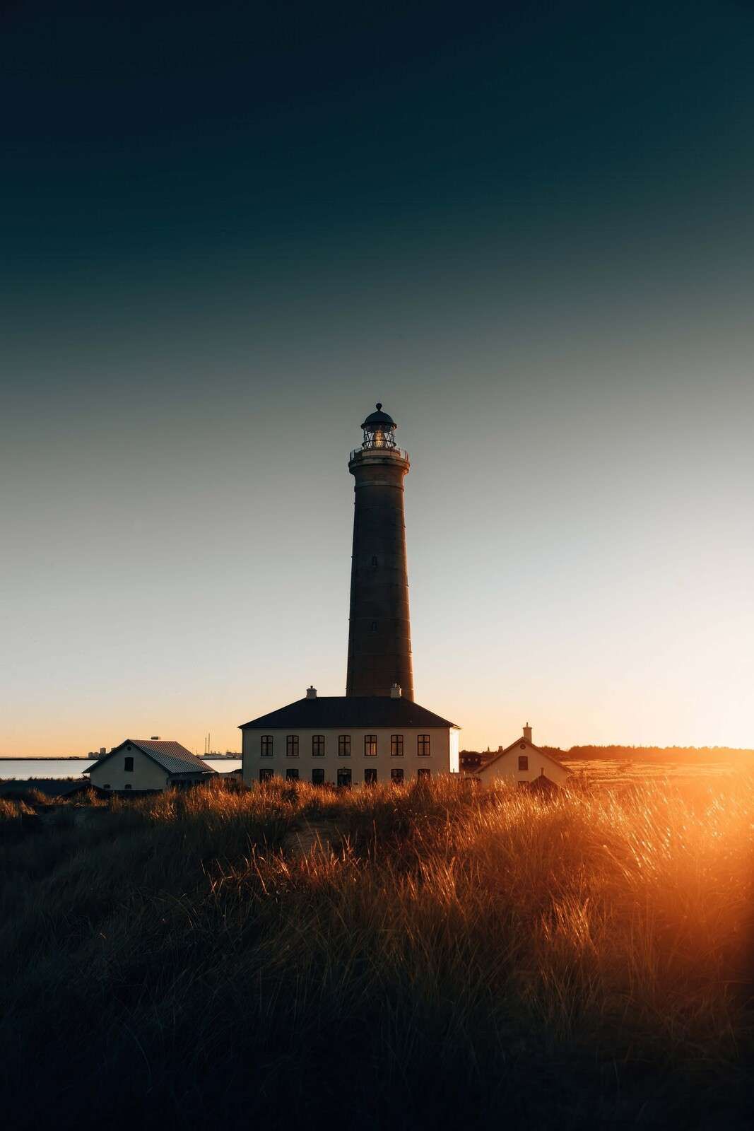 Phare dans la lumière dorée du soir