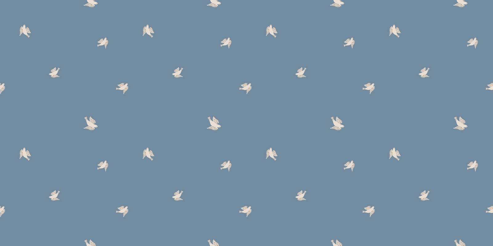 Oiseaux flottants dans le bleu brumeux