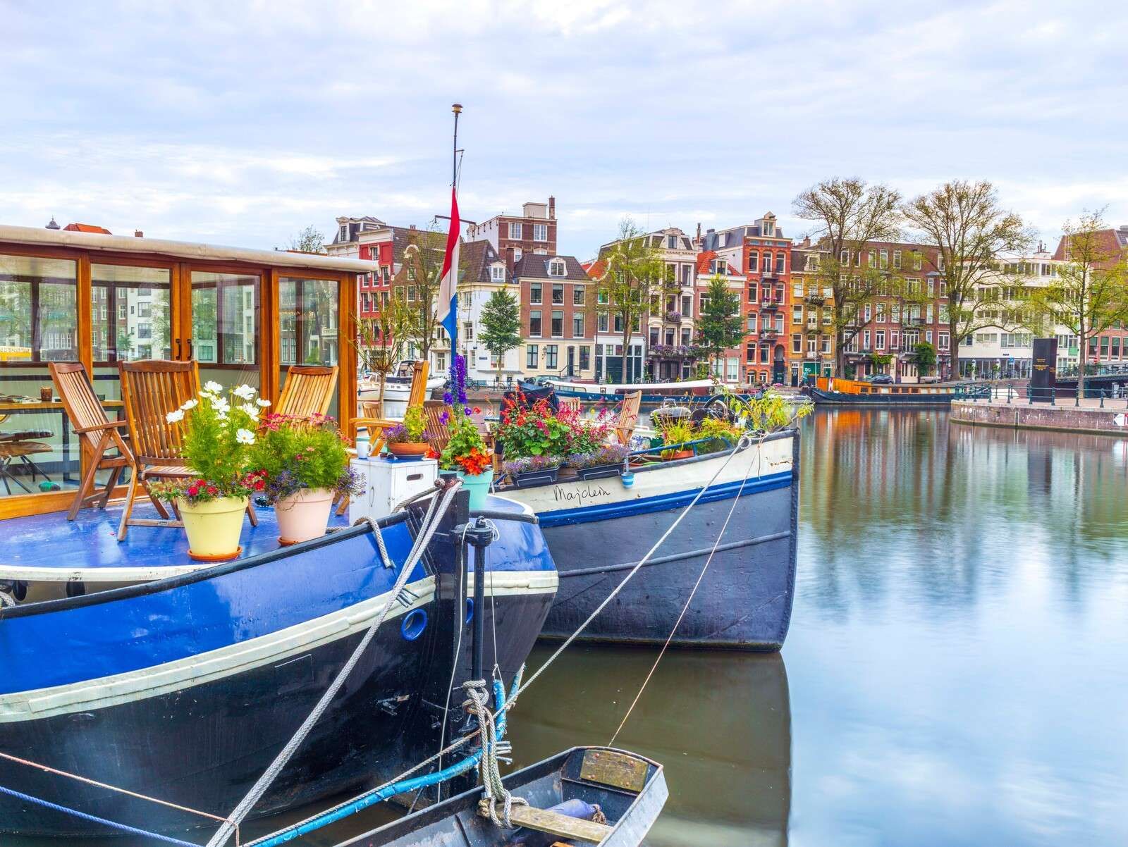 Péniches sur un paisible canal de ville