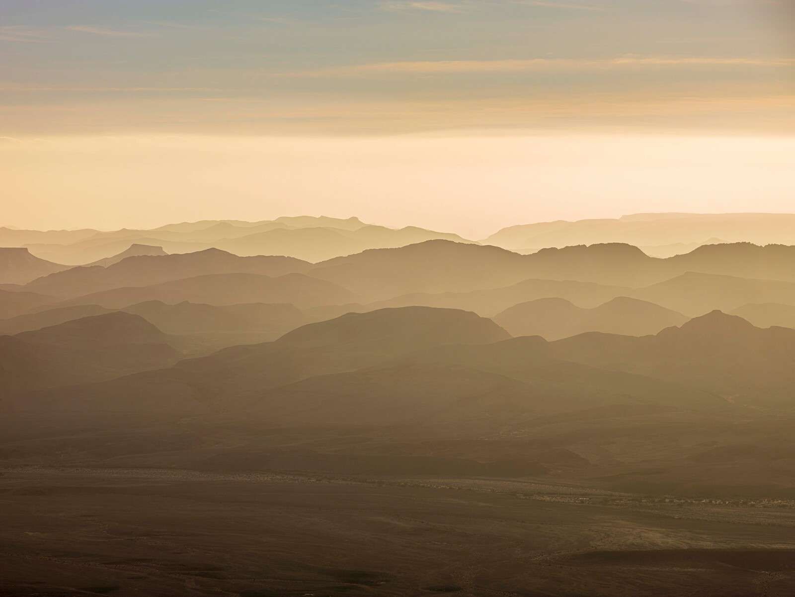 Paysage de montagne en couches à la lumière du soir