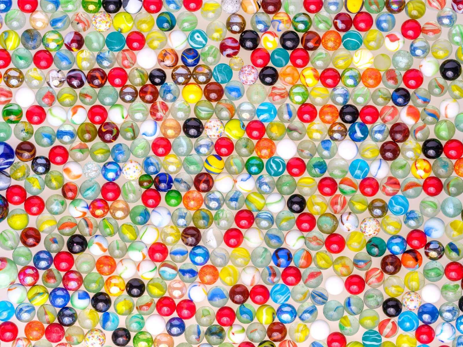 Motifs colorés de billes en verre