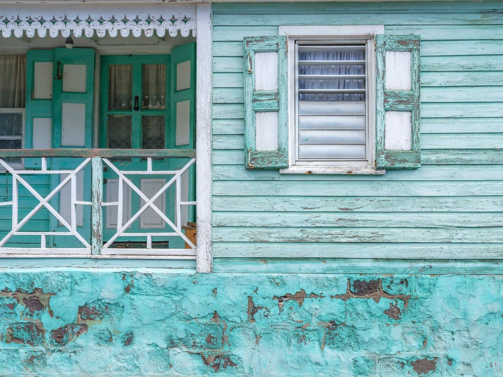 façade de maison en bois turquoise