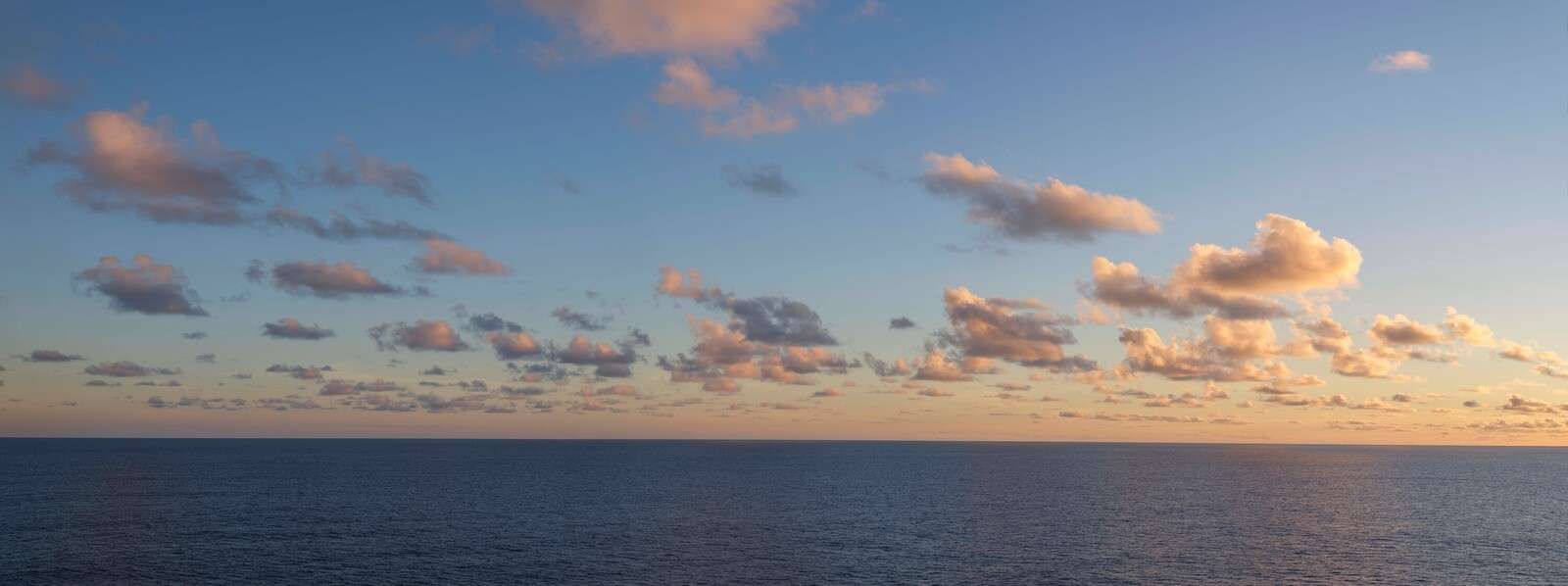 Mer calme sous le ciel du soir