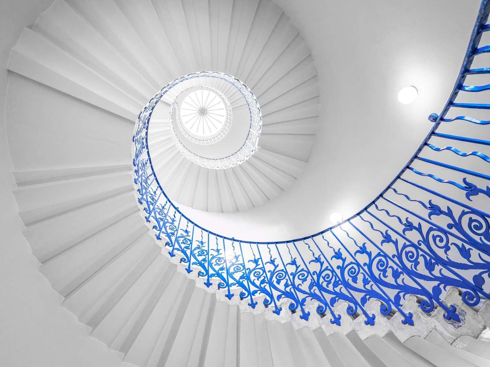 Escalier en colimaçon blanc avec rampe bleue