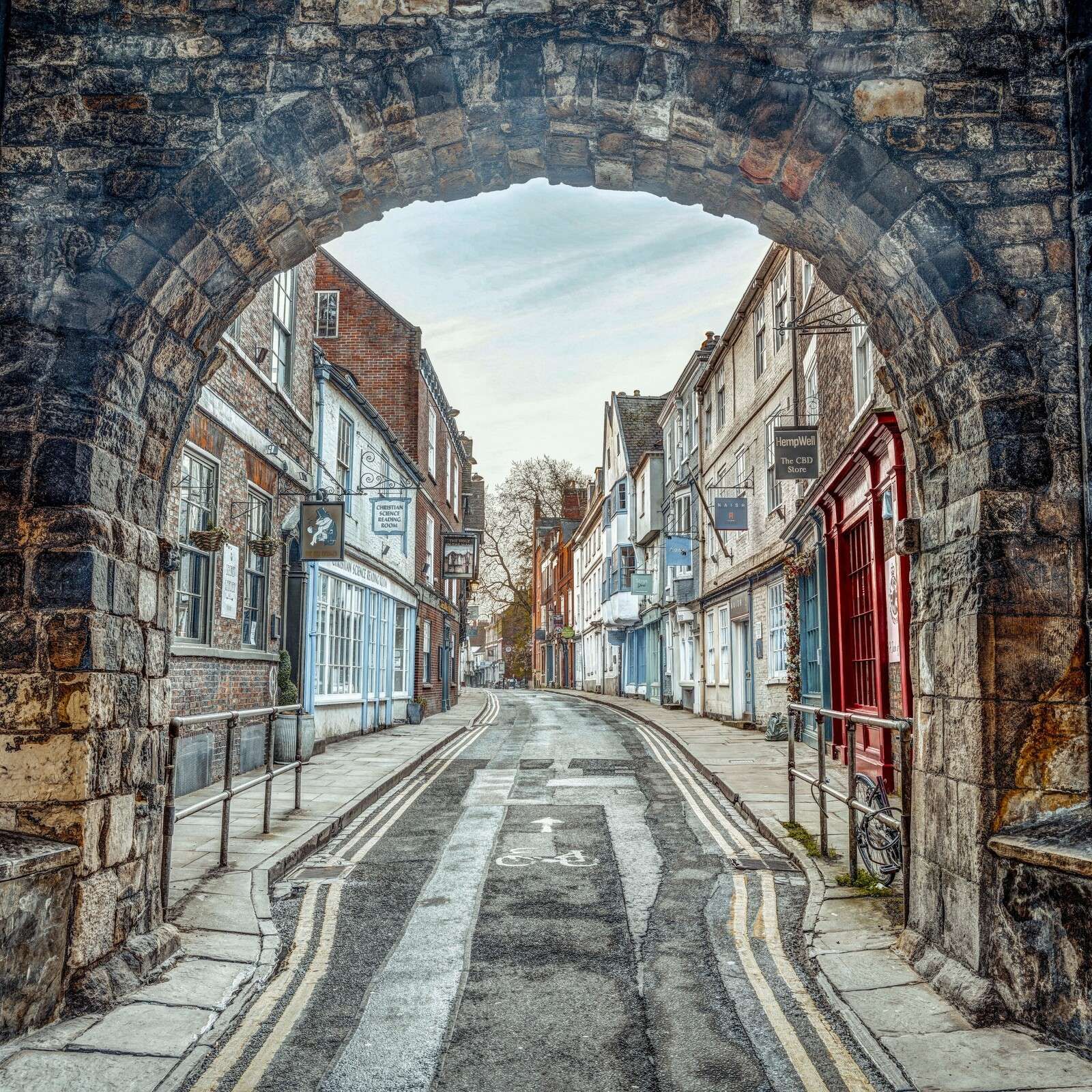 Rue historique sous une porte en pierre