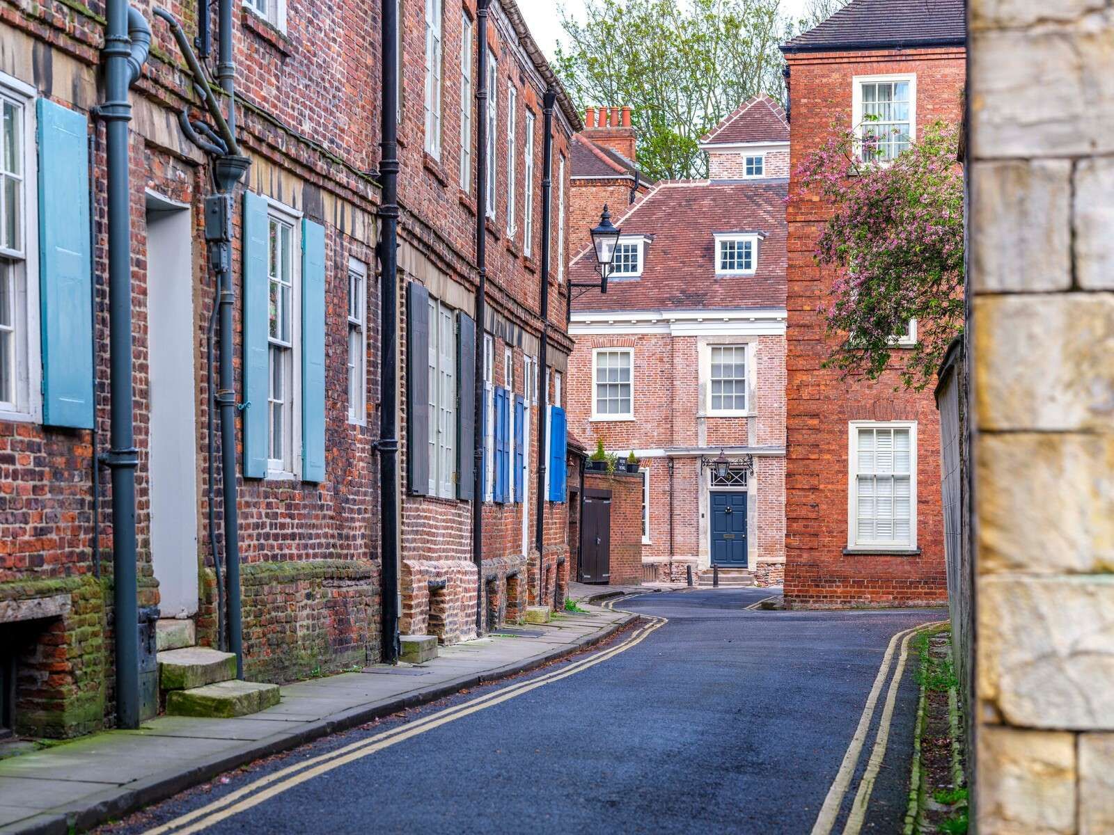 Rue étroite avec des façades en briques