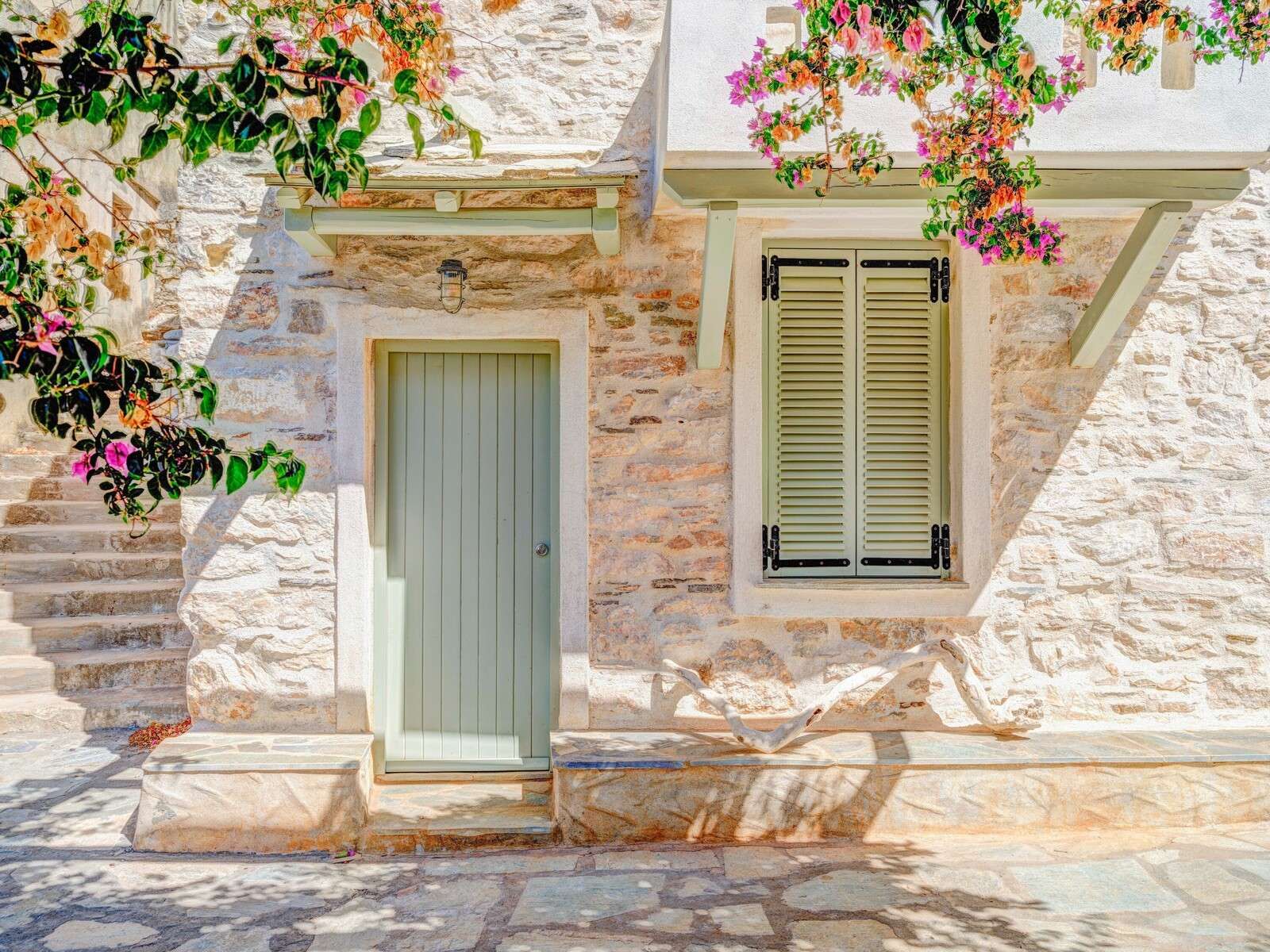 Façade méditerranéenne en pierre avec bougainvillier