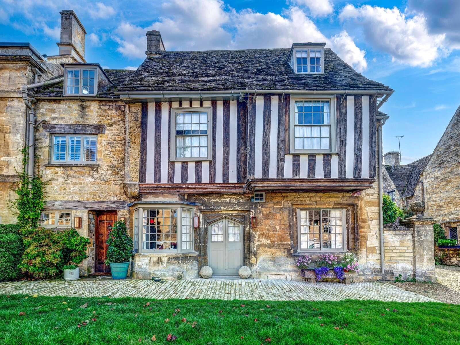 Maison à colombages historique avec façade en pierre