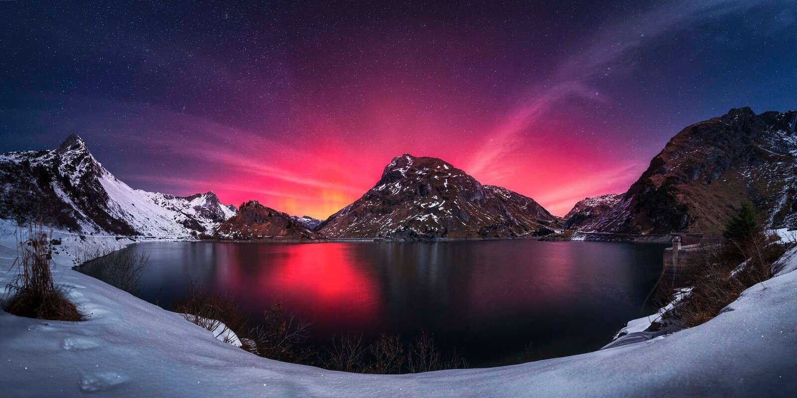 Aurore bor√©ale au-dessus d'un lac de montagne