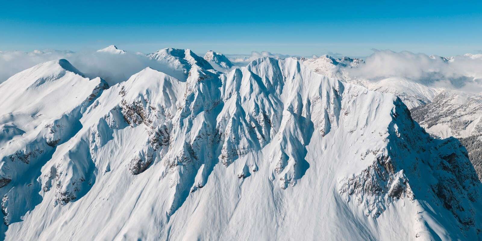 Sommets montagneux glac√©s dans la lumi√®re hivernale