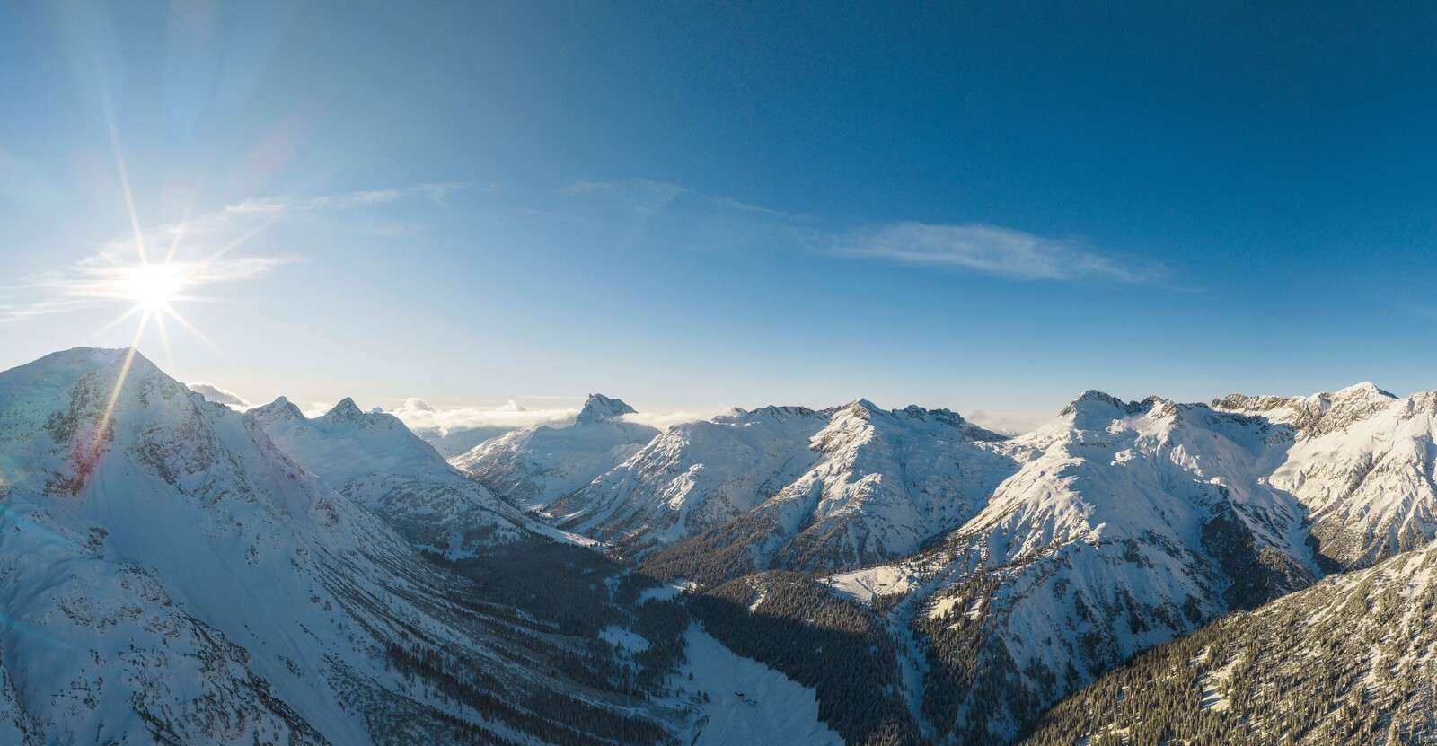 Soleil d'hiver au-dessus d'une vall√©e de montagne