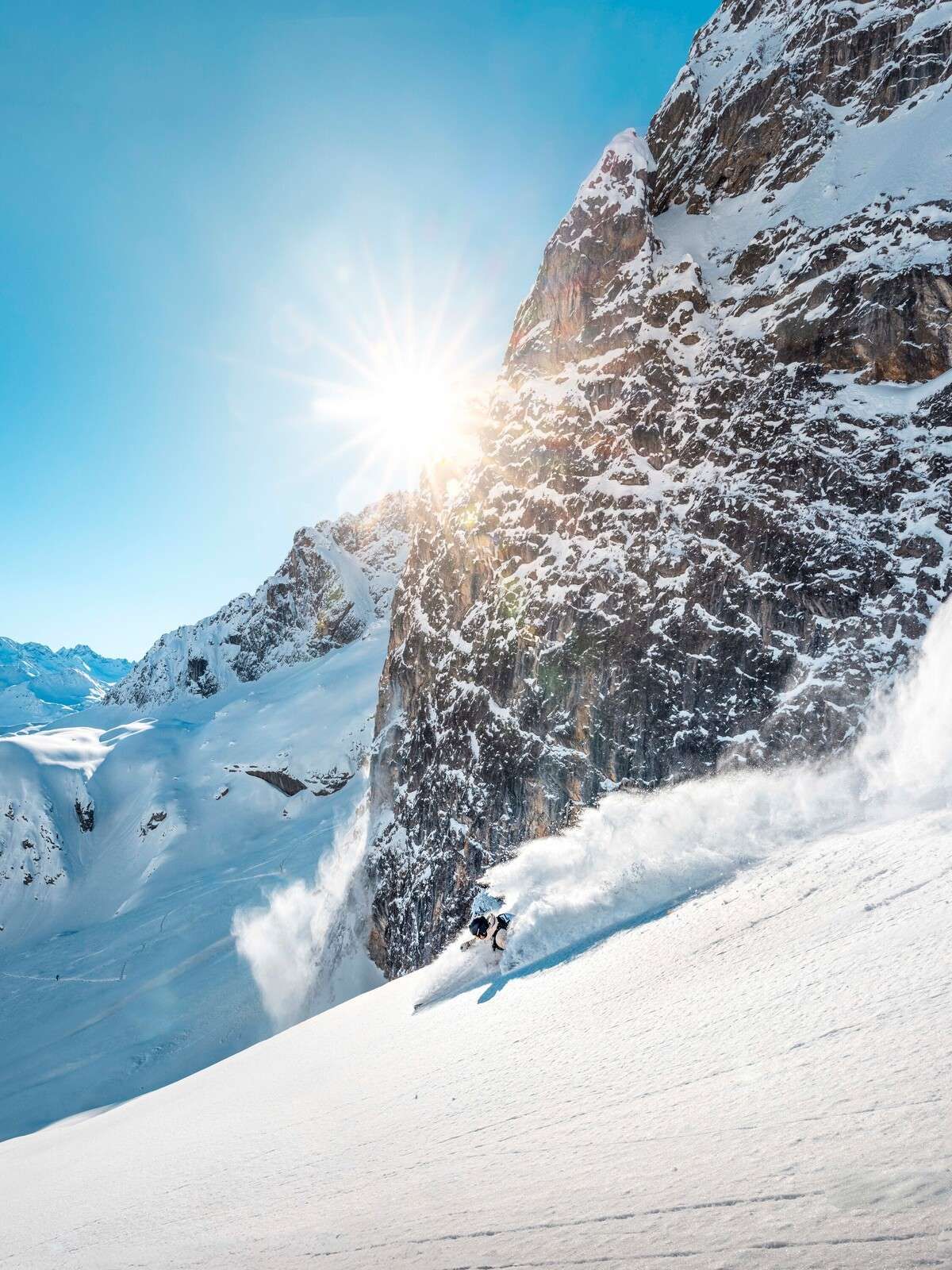 Freerider dans les montagnes enneig√©es